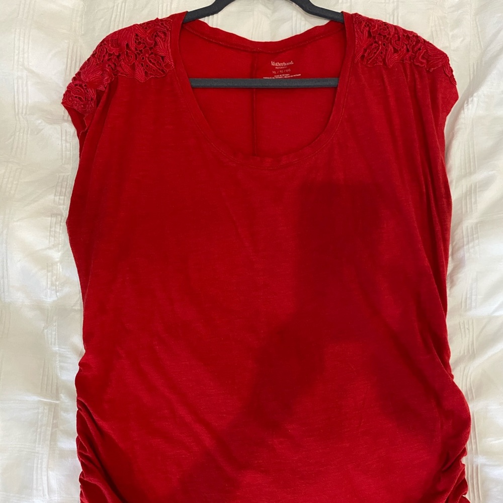 Maternity T-shirt side rouged.